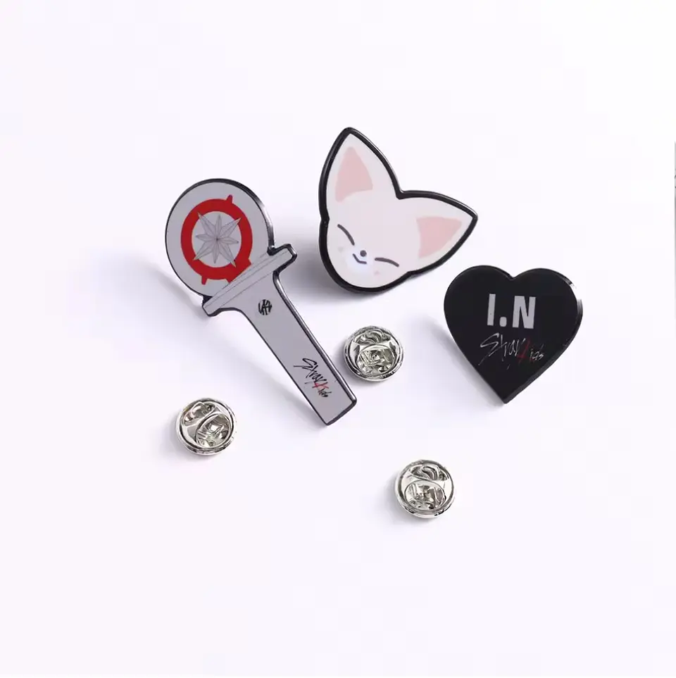 PIN SKZOO + LIGHTSTICK 3