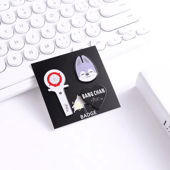 PIN SKZOO + LIGHTSTICK 12