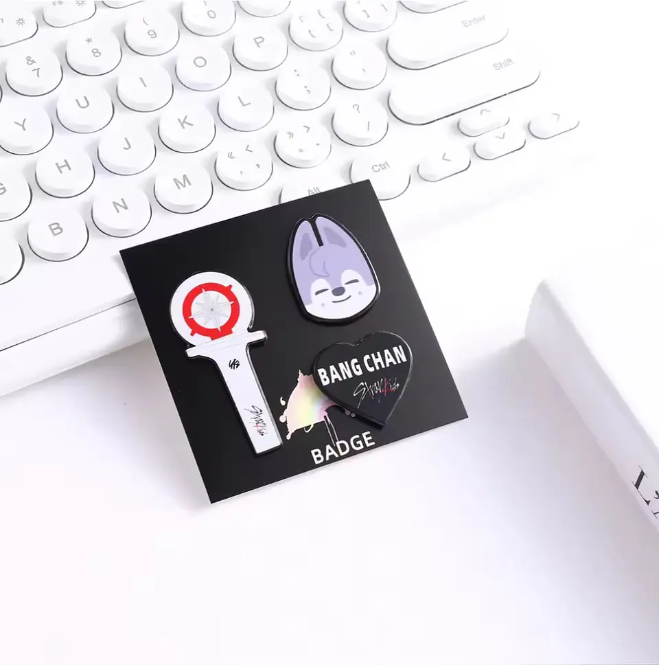 PIN SKZOO + LIGHTSTICK 12