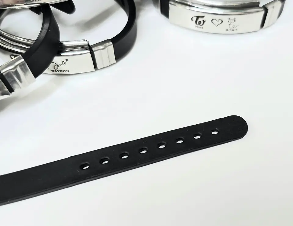 PULSERA SILICONA TWICE  4