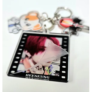 LLAVERO ACRILICO ENHYPEN + MASCOTA