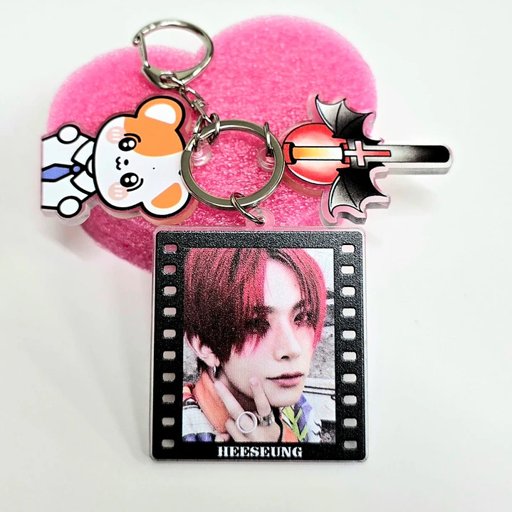 LLAVERO ACRILICO ENHYPEN + MASCOTA 3