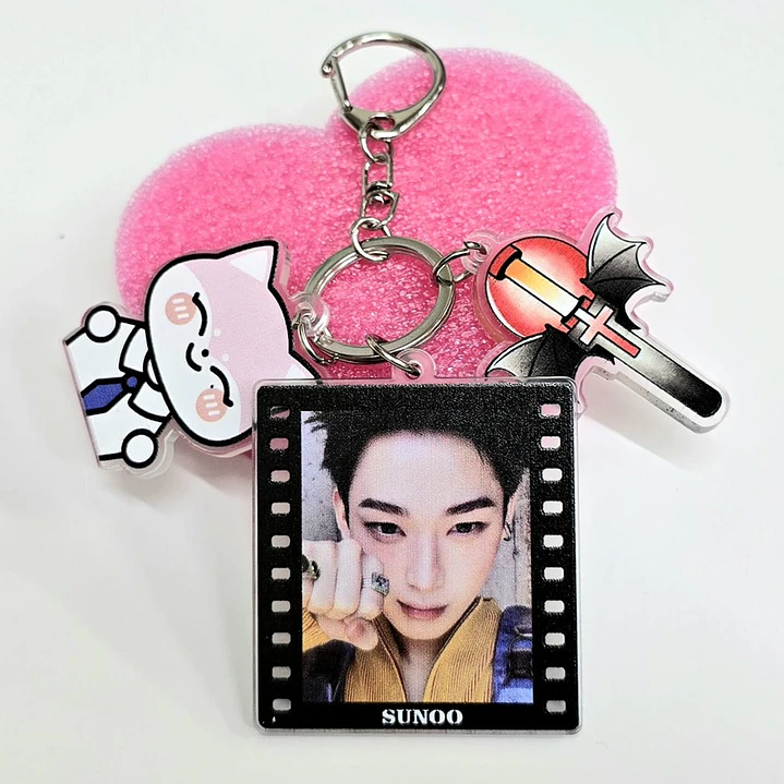 LLAVERO ACRILICO ENHYPEN + MASCOTA 4