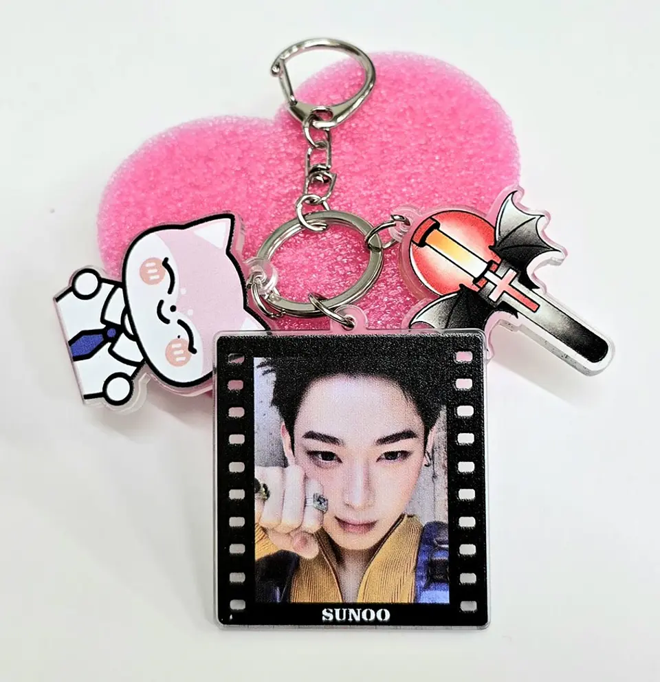 LLAVERO ACRILICO ENHYPEN + MASCOTA 4