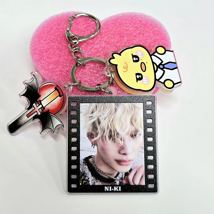 LLAVERO ACRILICO ENHYPEN + MASCOTA 6