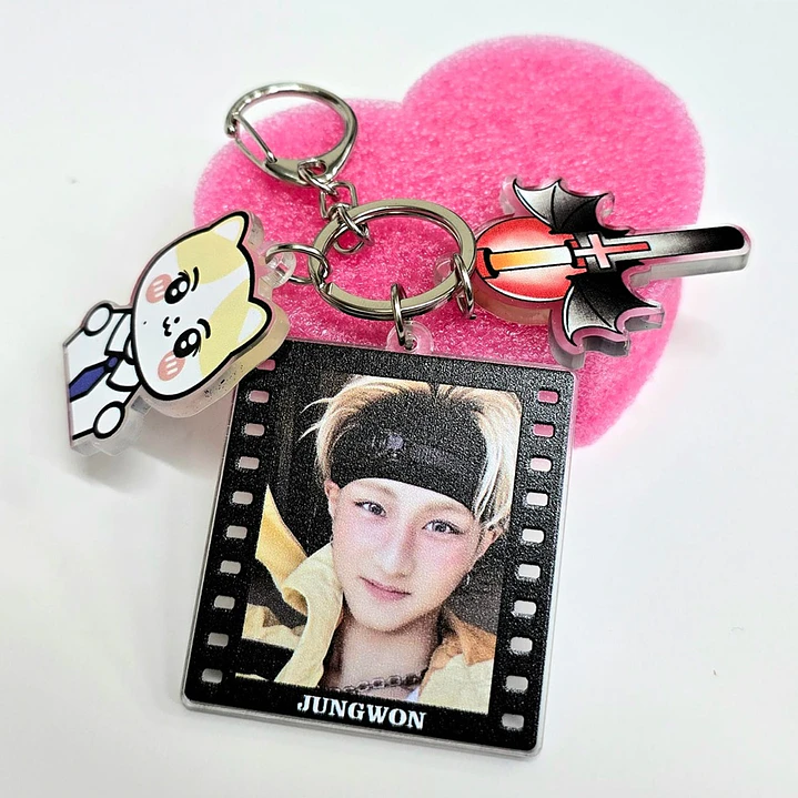 LLAVERO ACRILICO ENHYPEN + MASCOTA 7