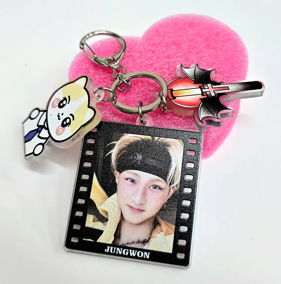 LLAVERO ACRILICO ENHYPEN + MASCOTA 7