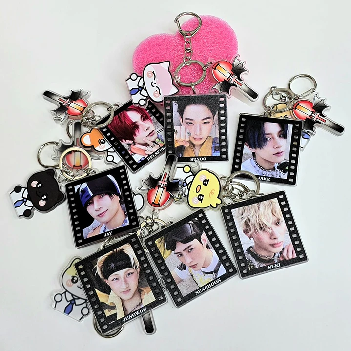 LLAVERO ACRILICO ENHYPEN + MASCOTA 1