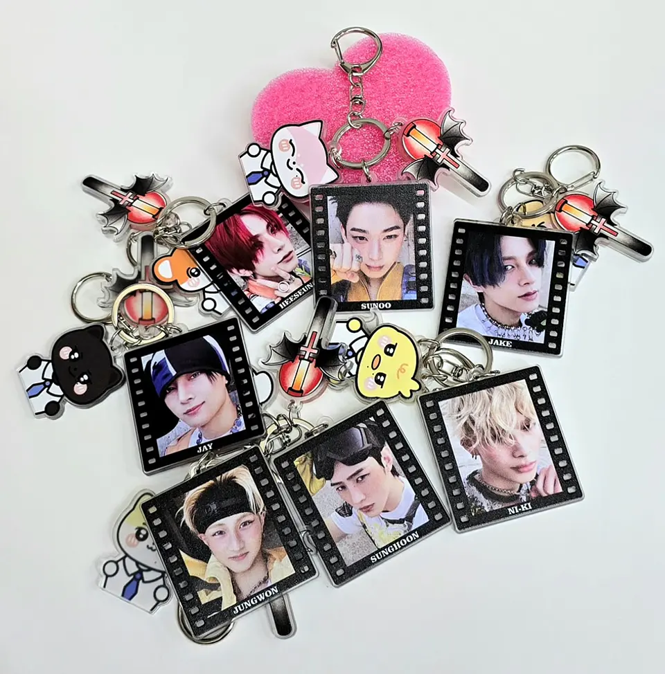 LLAVERO ACRILICO ENHYPEN + MASCOTA 1