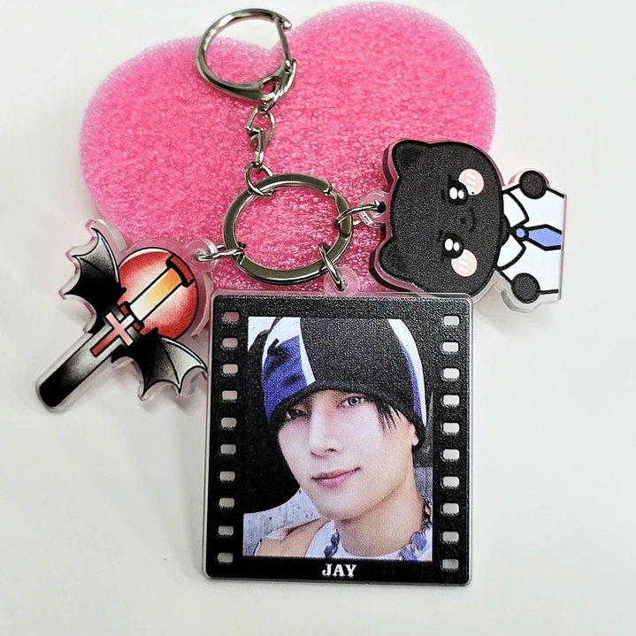 LLAVERO ACRILICO ENHYPEN + MASCOTA 9