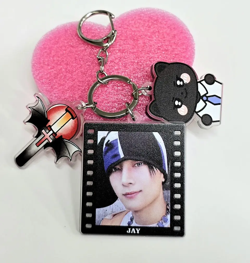 LLAVERO ACRILICO ENHYPEN + MASCOTA 9