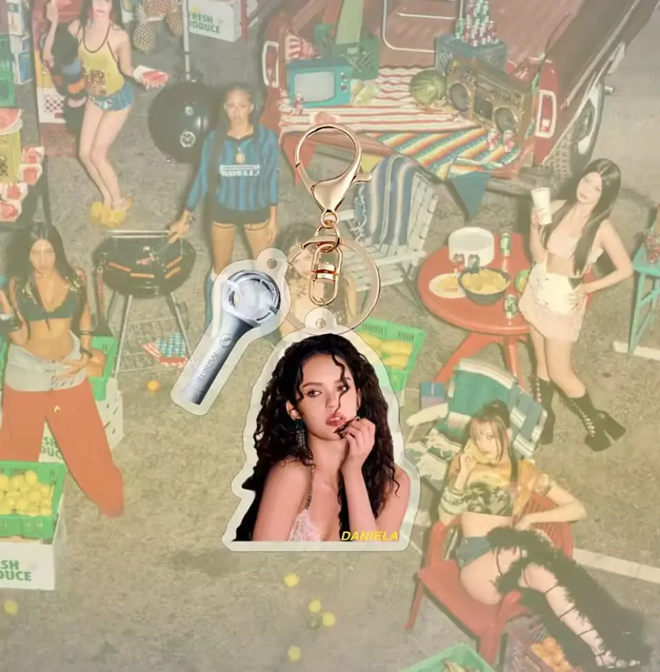 LLAVERO ACRILICO KATSEYE  4