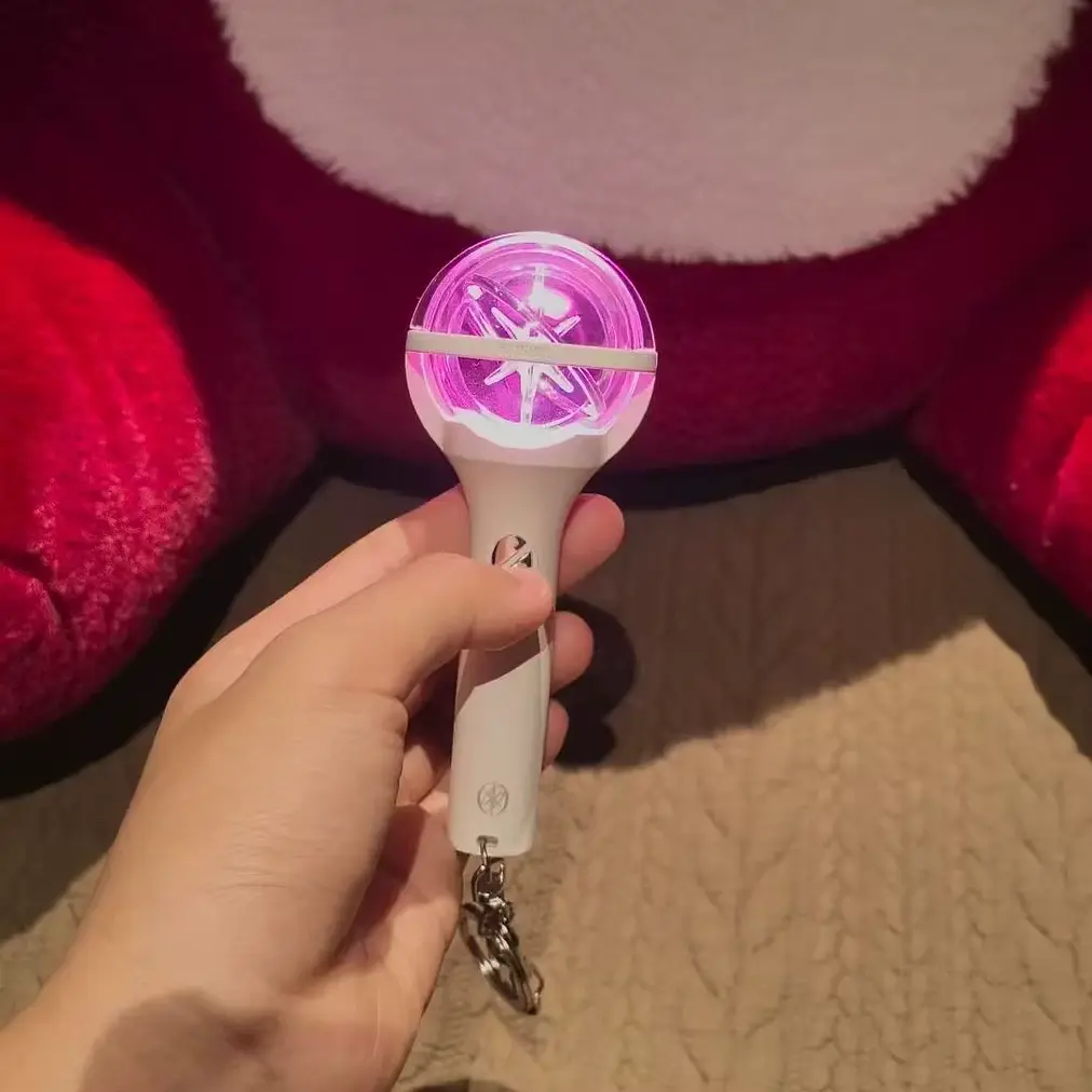KATSEYE - LLAVERO LIGHSTICK (ALTERNATIVA) 2