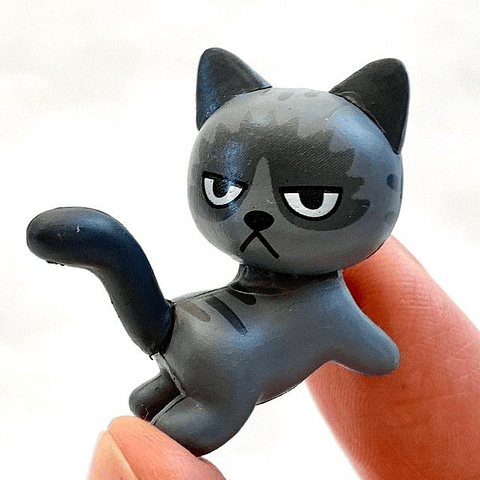 Figuras de gato enojado