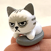 Figura de gato enojado
