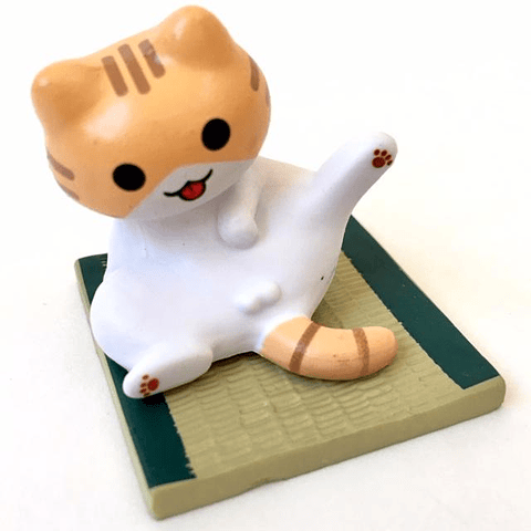 Figura de gato juguetón