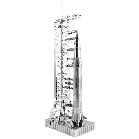 Apolo Saturno V con torre de lanzamiento