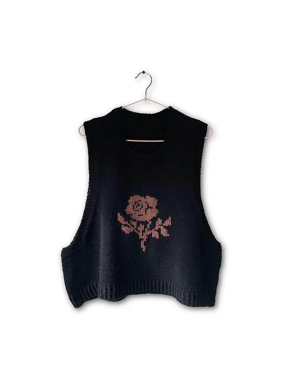 chaleco negro y flor 100% lana merino 1