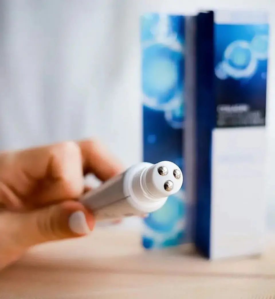 Collagen Water Full Moist Rolling Eye Serum (Farm Stay) – 25ml Suero de contorno de ojos antiedad roll on 2