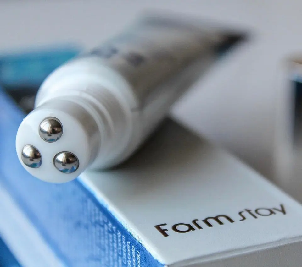 Collagen Water Full Moist Rolling Eye Serum (Farm Stay) – 25ml Suero de contorno de ojos antiedad roll on 5