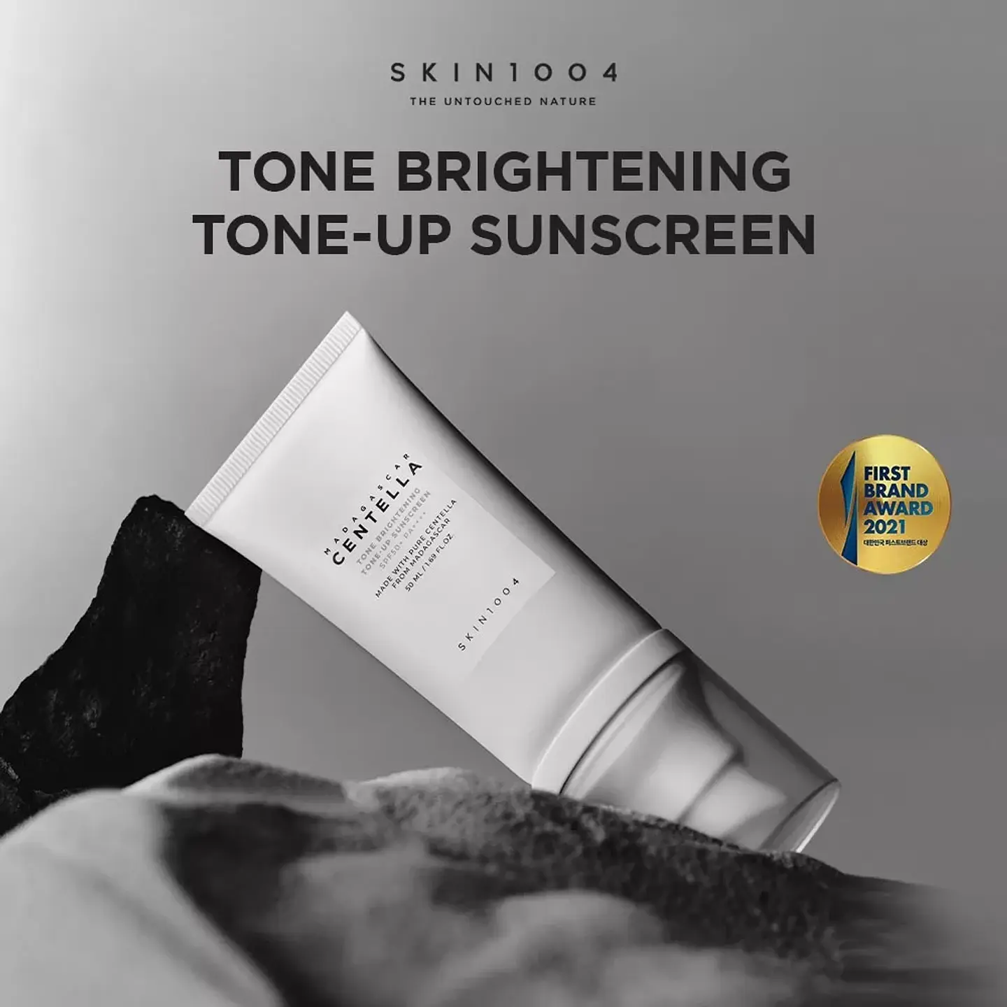 Madagascar Centella Tone Brightening Tone-up Sunscreen SPF50+ PA++++ (Skin1004) - Protector solar aclarante  2