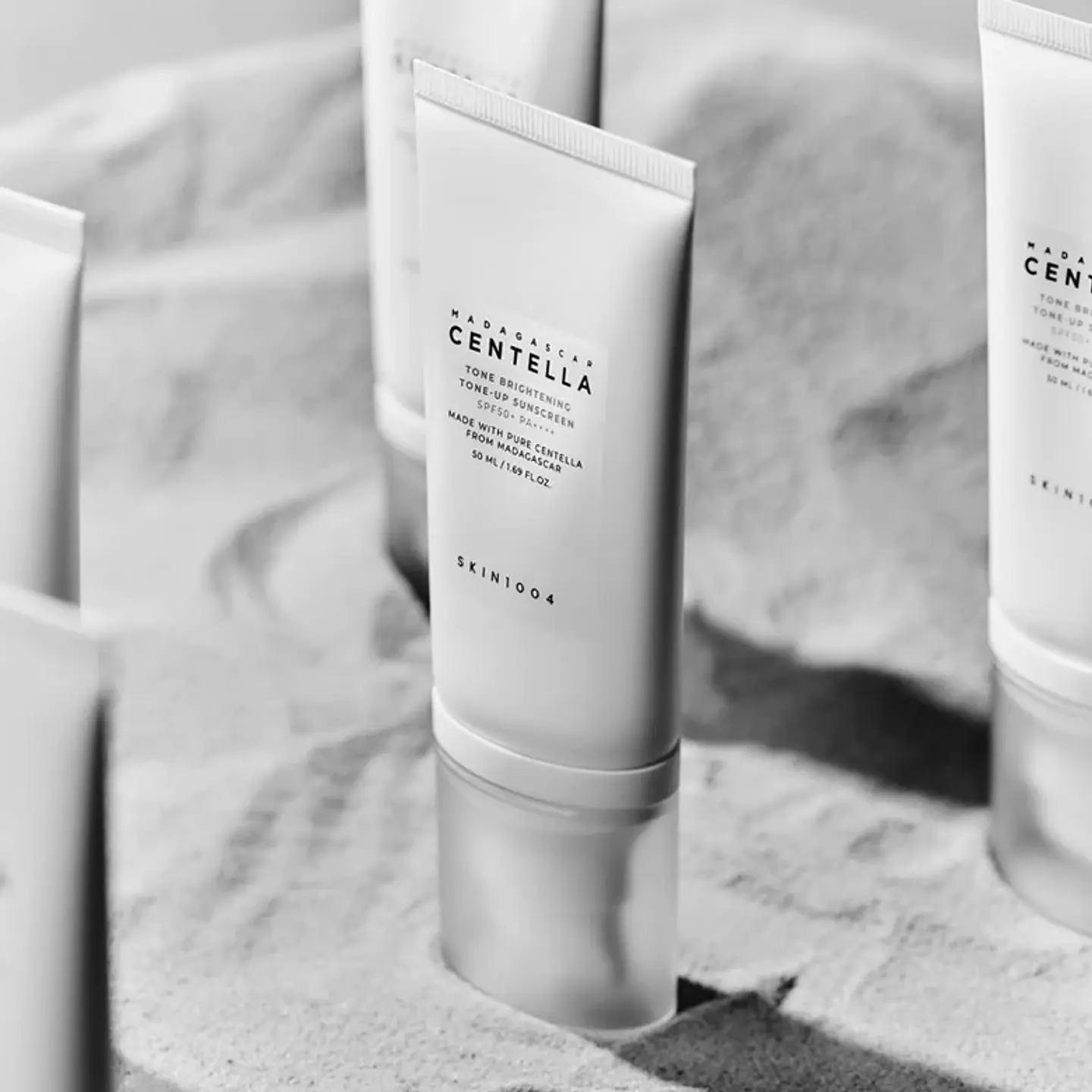 Madagascar Centella Tone Brightening Tone-up Sunscreen SPF50+ PA++++ (Skin1004) - Protector solar aclarante  3