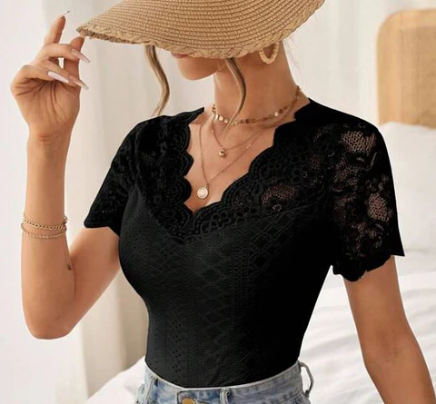 Polera blusa con encaje en contraste ribete en abanico