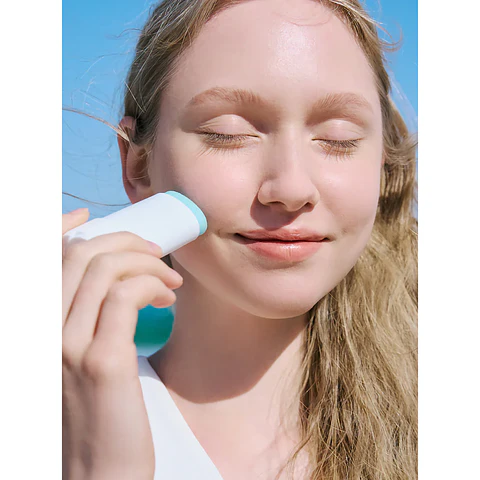 Madagascar Centella Hyalu-Cica Silky-Fit Sun Stick SPF50+ PA++++  (SKIN1004) - 20gr Protector solar en barra pieles sensibles con ácido hialurónico y centella asiática