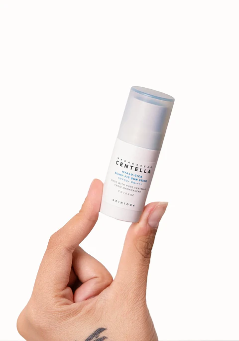 Madagascar Centella Hyalu-Cica Silky-Fit Sun Stick SPF50+ PA++++  (SKIN1004) - Versión mini 7gr Protector solar en barra pieles sensibles con ácido hialurónico y centella asiática