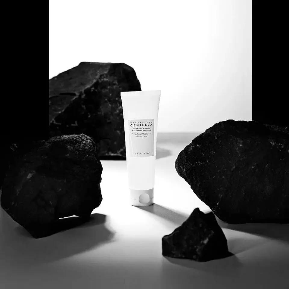 Madagascar Centella Tone Brightening Cleansing Gel Foam (SKIN1004) -125ml Espuma limpiadora calmante y aclarante 7