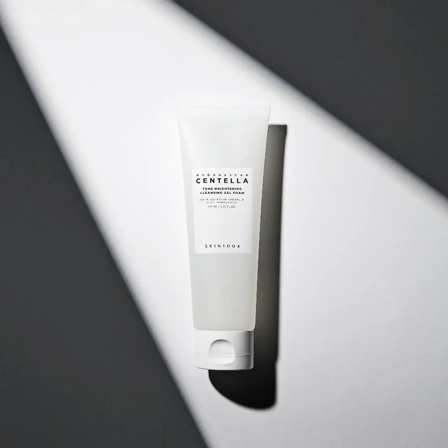 Madagascar Centella Tone Brightening Cleansing Gel Foam (SKIN1004) -125ml Espuma limpiadora calmante y aclarante 4