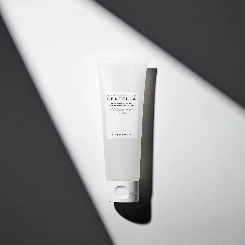 Madagascar Centella Tone Brightening Cleansing Gel Foam (SKIN1004) -125ml Espuma limpiadora calmante y aclarante 4