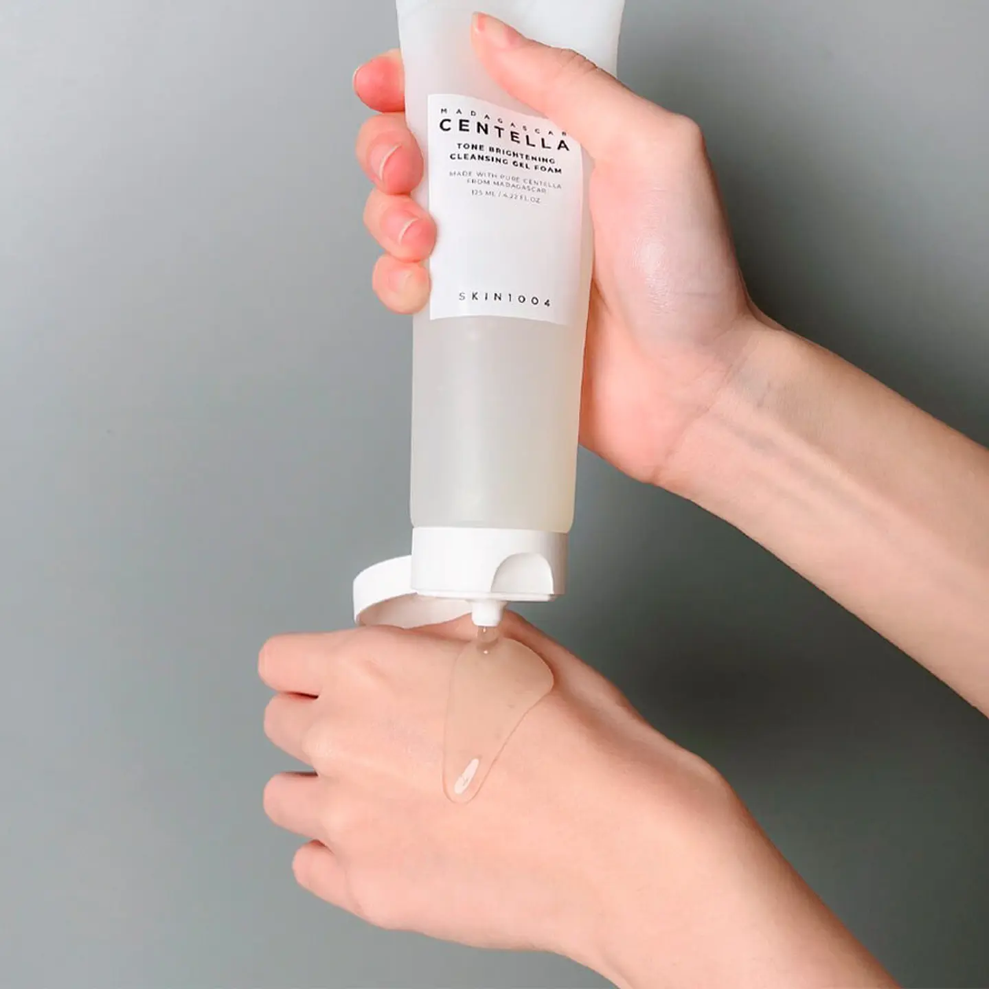 Madagascar Centella Tone Brightening Cleansing Gel Foam (SKIN1004) -125ml Espuma limpiadora calmante y aclarante 6
