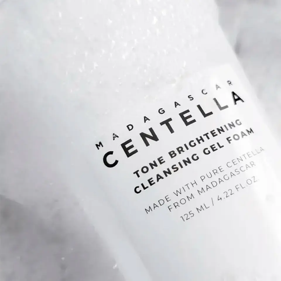 Madagascar Centella Tone Brightening Cleansing Gel Foam (SKIN1004) -125ml Espuma limpiadora calmante y aclarante 10