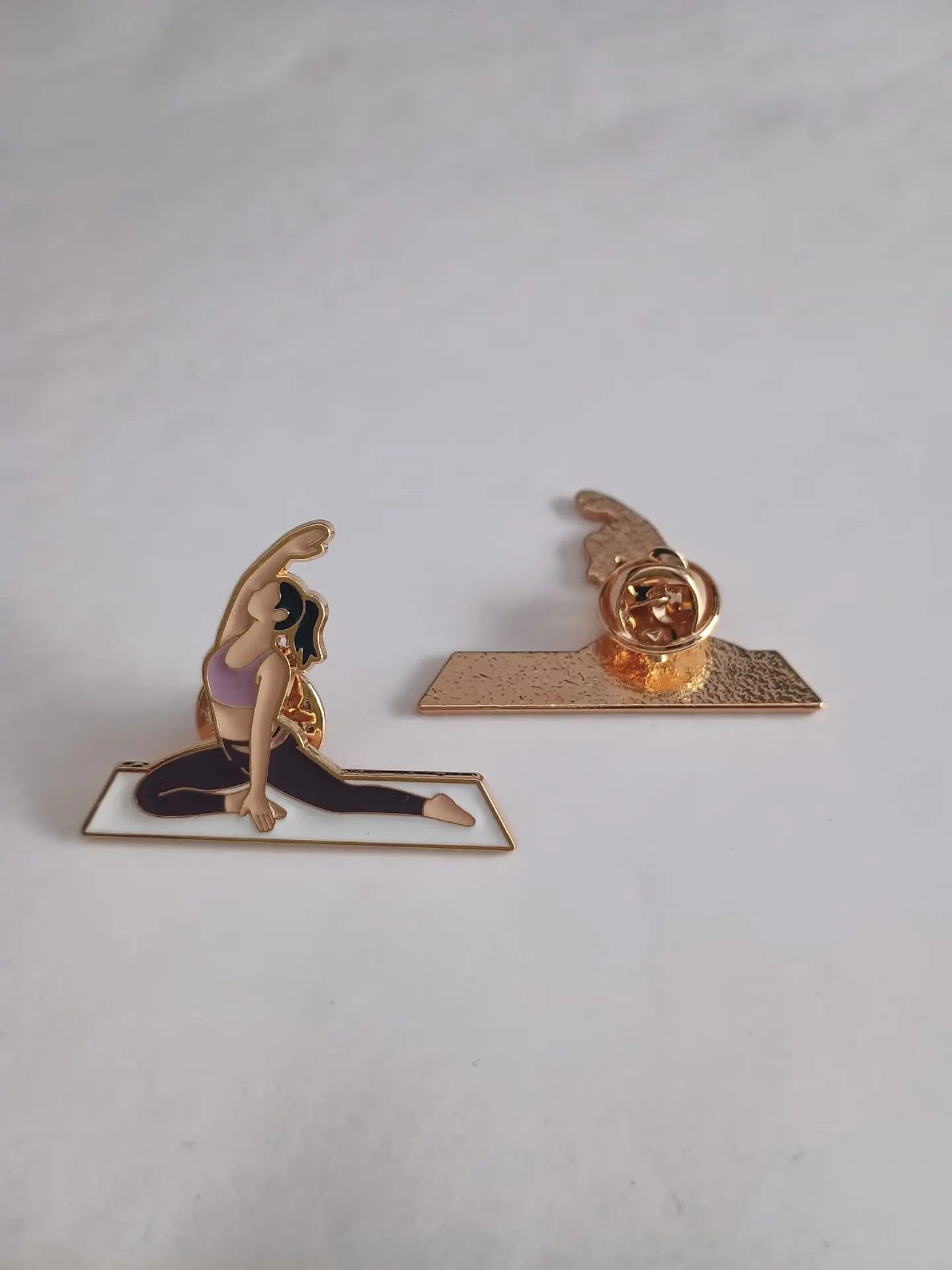 Pin Yoga Mujer Esmaltado | Accesorio Coleccionable 1