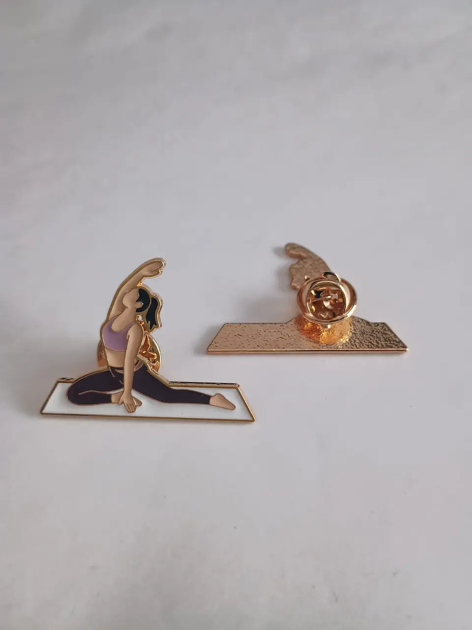 Pin Yoga Mujer Esmaltado | Accesorio Coleccionable 1