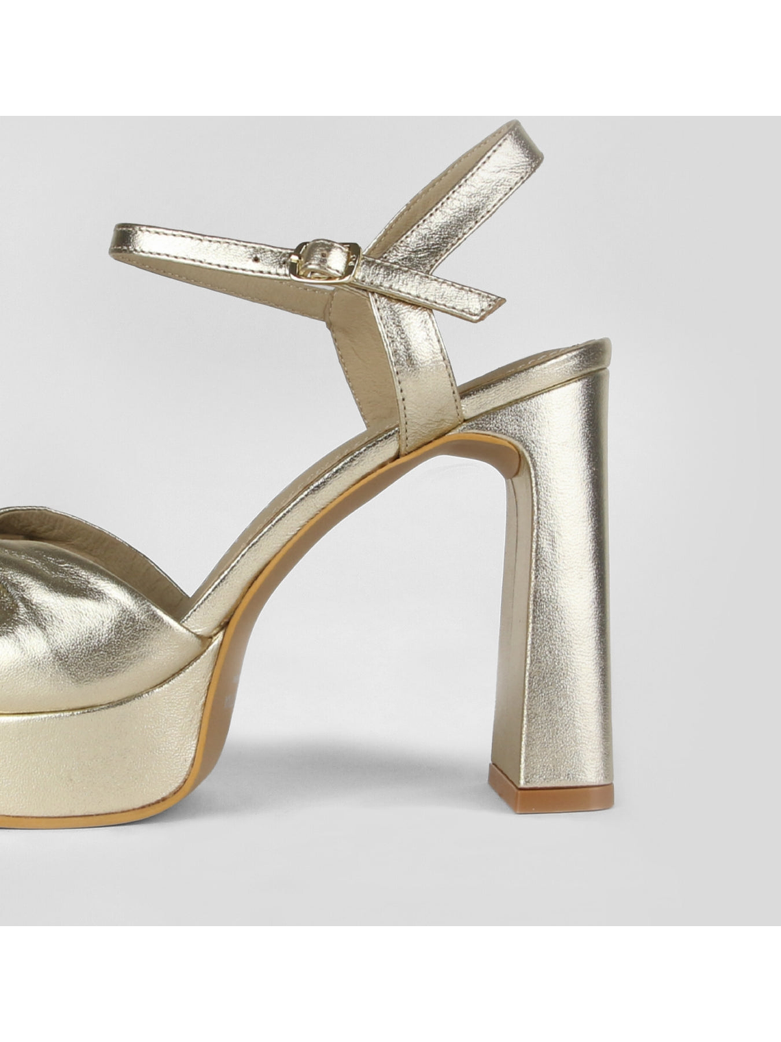 SANDALIA ELEVEN - DORADO 5