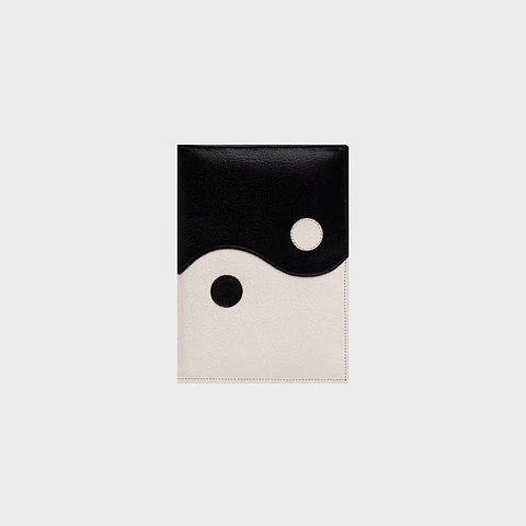 PORTAPASAPORTE LUCKY YIN YANG HUESO NEGRO
