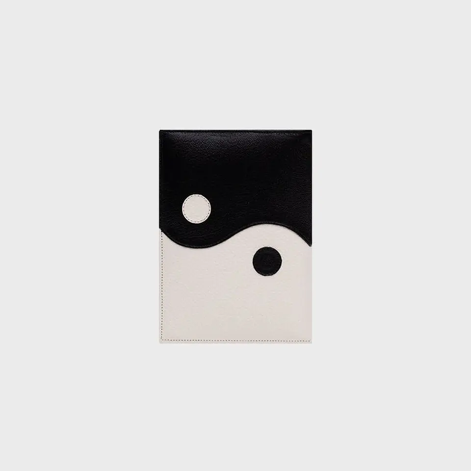 PORTAPASAPORTE LUCKY YIN YANG HUESO NEGRO 2