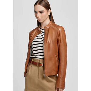 CASACA CON DETALLE EN LOS HOMBROS