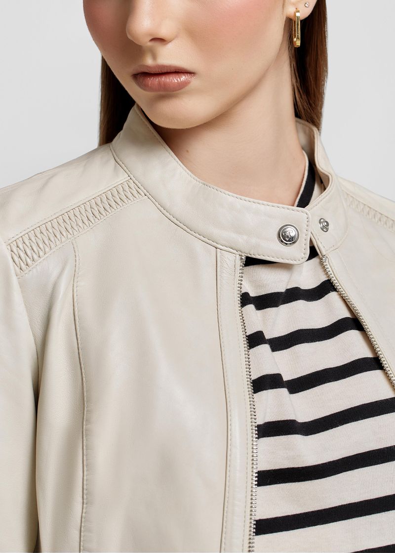 CASACA CON DETALLE EN LOS HOMBROS 2