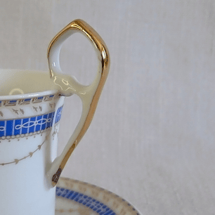 Taza y plato de café de porcelana tipo demitasse · Años 70