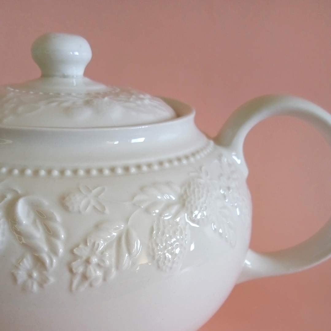 Tetera inglesa Barratt's con relieve de fresas · años 70 3