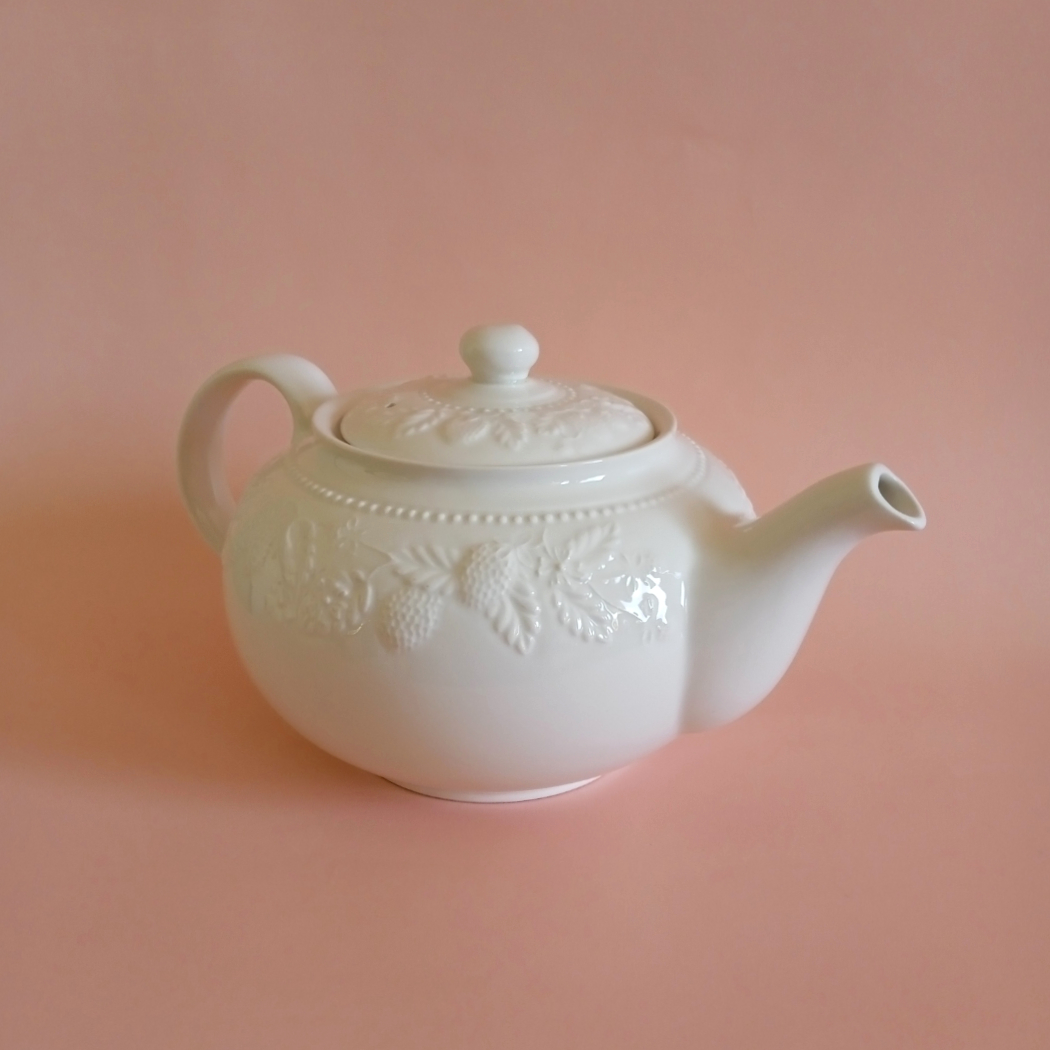 Tetera inglesa Barratt's con relieve de fresas · años 70 1