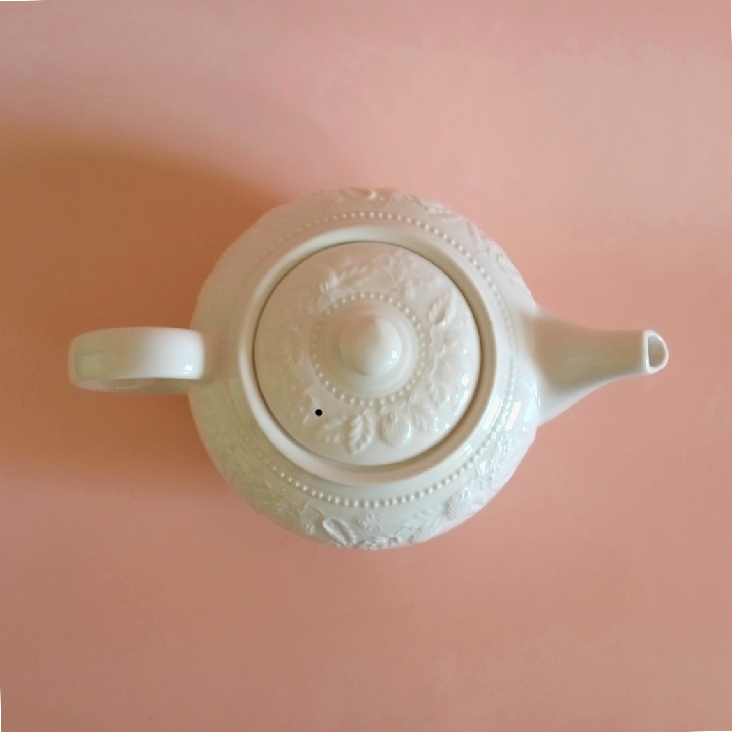 Tetera inglesa Barratt's con relieve de fresas · años 70 2