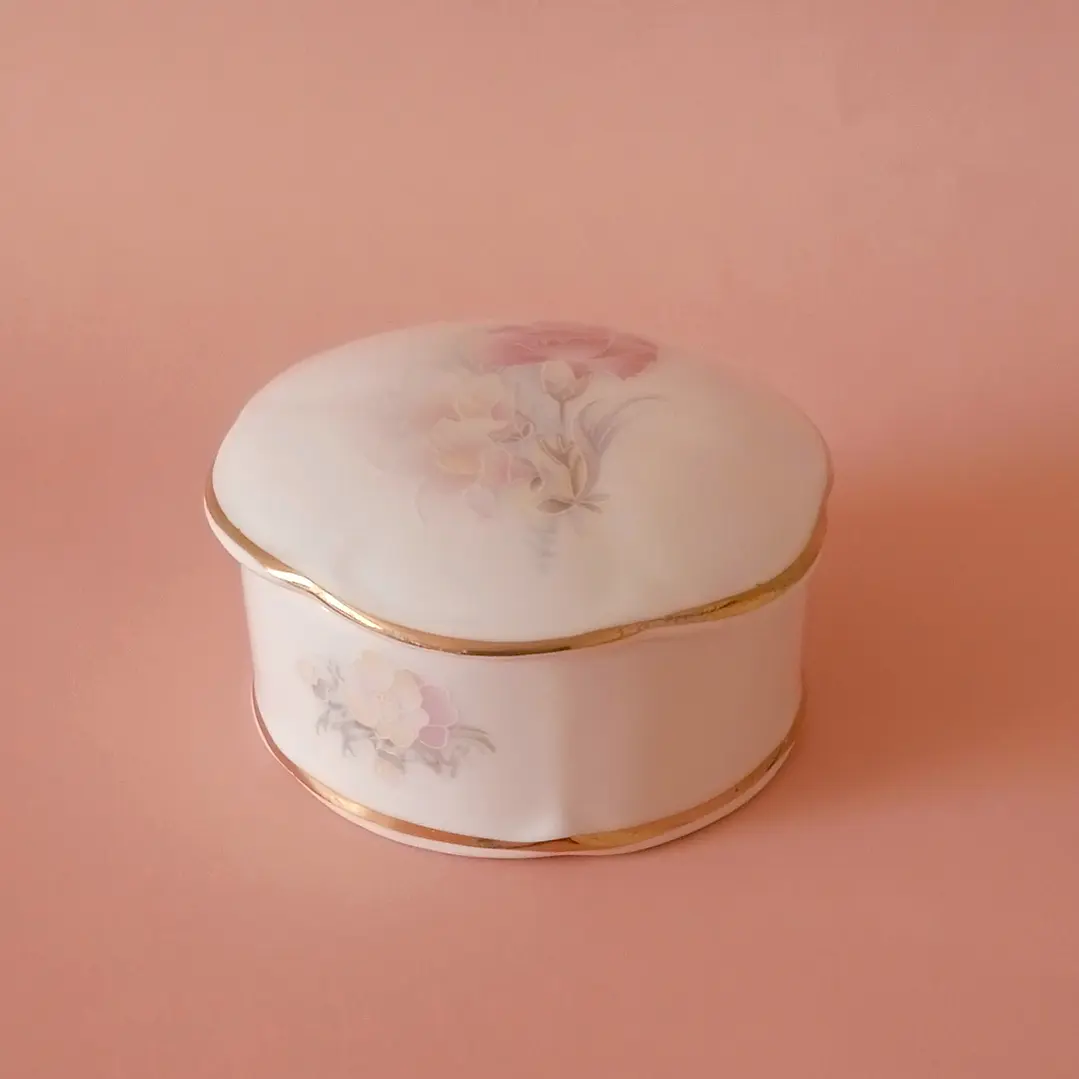 Joyero de porcelana fina · Staffordshire, Inglaterra · años 80-90 1