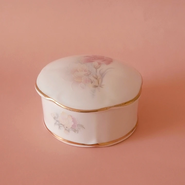 Joyero de porcelana fina · Staffordshire, Inglaterra · años 80-90 1