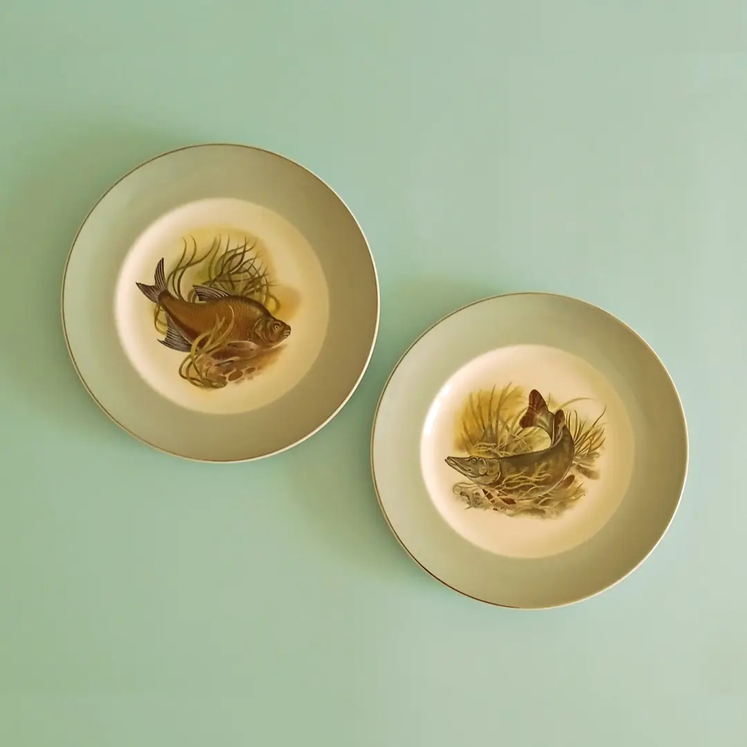 Par de platos decorativos europeos vintage · motivo de peces 1
