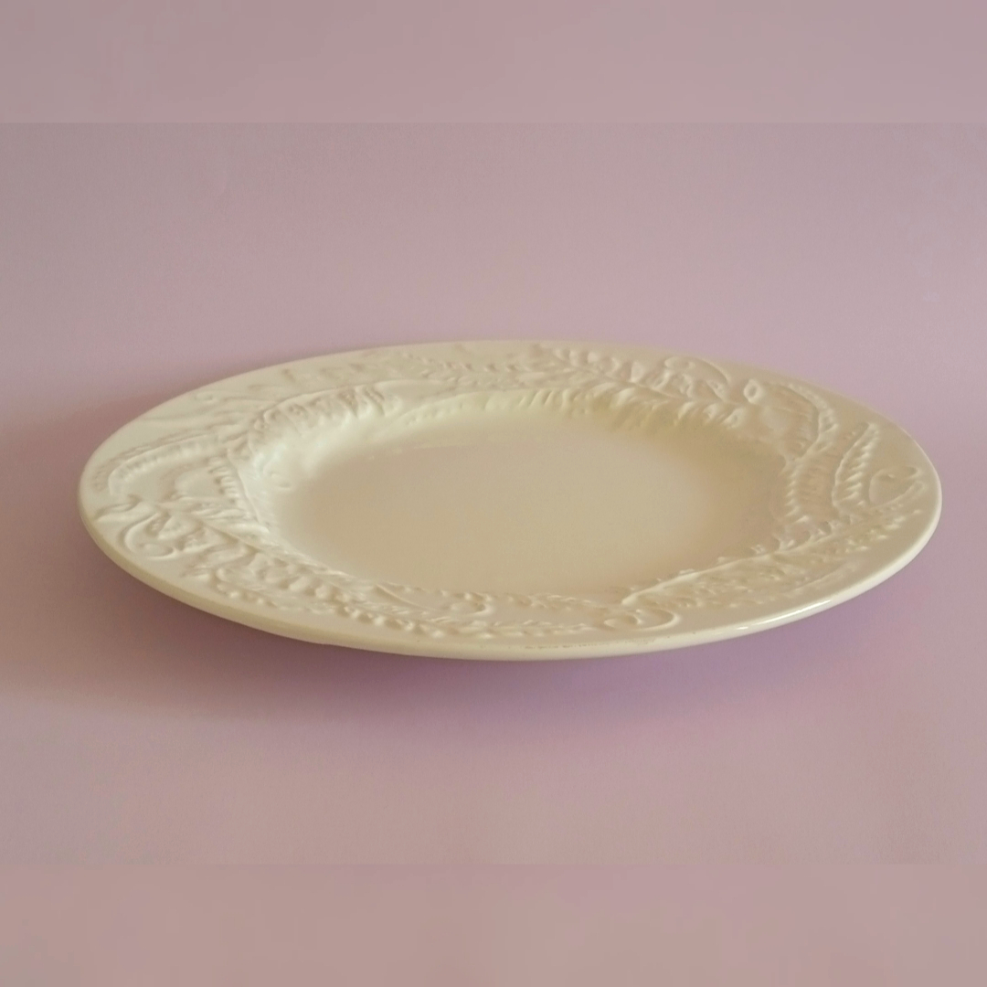 Plato base grande con relieve • Italia 2
