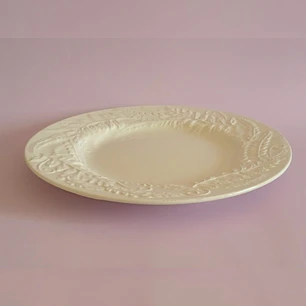 Plato base grande con relieve • Italia
